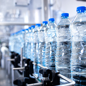 botellas-plastico-cinta-transportadora-que-llena-agua-potable