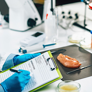 inspector-gestion-calidad-seguridad-alimentaria-rellenando-formulario-control-calidad-laboratorio