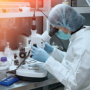 joven-cientifica-microscopio-analisis-microbiologico-laboratorio-ciencias-medicas